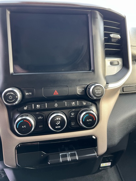 RAM 1500 4WD Crew Cab 140.5" Laramie 2021