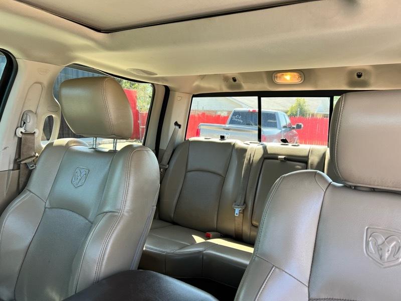 RAM 1500 4WD Crew Cab 140.5" Laramie 2012