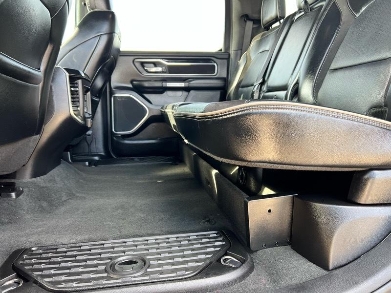 RAM 1500 Classic Laramie 4x2 Crew Cab 5'7" Box 2022