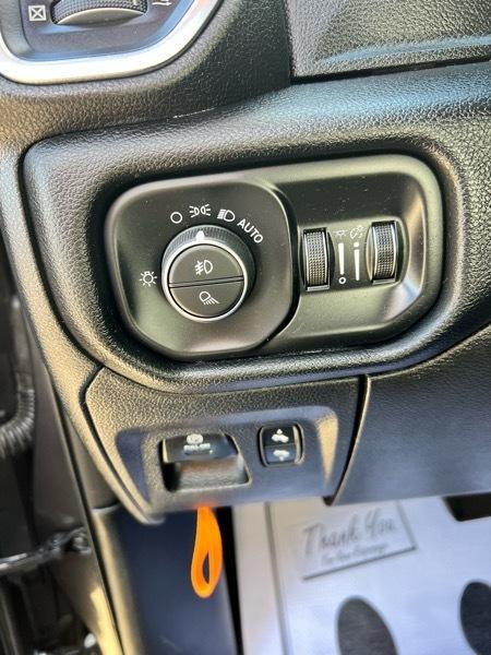 RAM 1500 Classic Laramie 4x2 Crew Cab 5'7" Box 2022