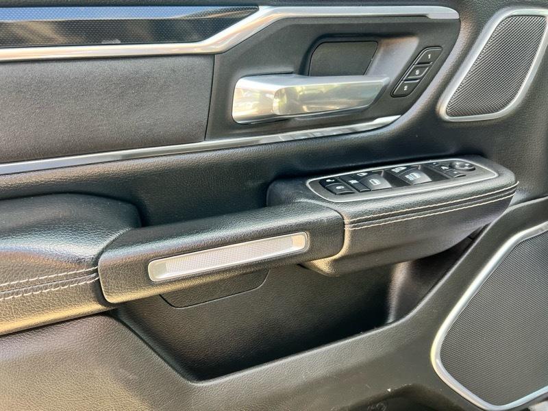 RAM 1500 Classic Laramie 4x2 Crew Cab 5'7" Box 2022