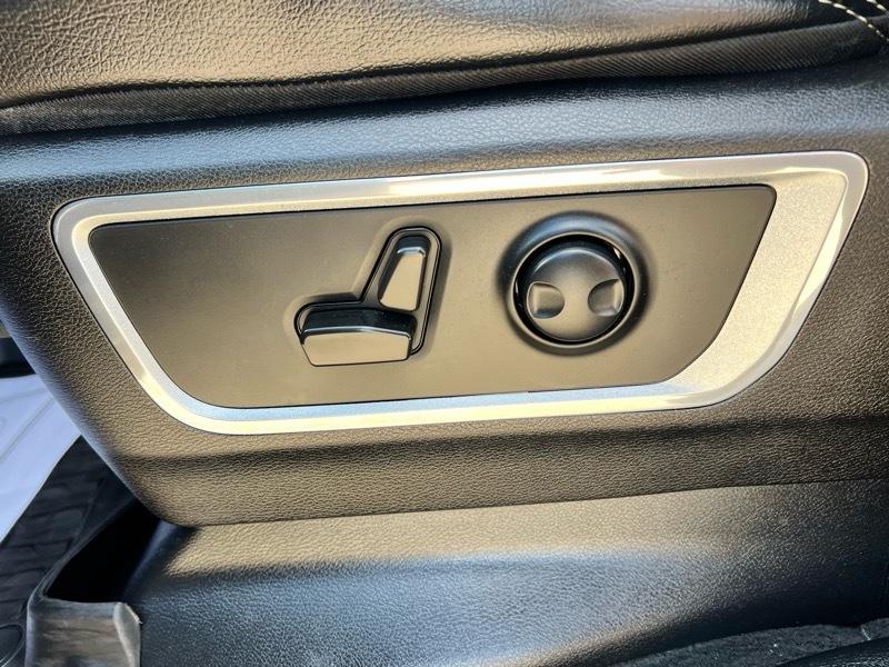 RAM 1500 Classic Laramie 4x2 Crew Cab 5'7" Box 2022