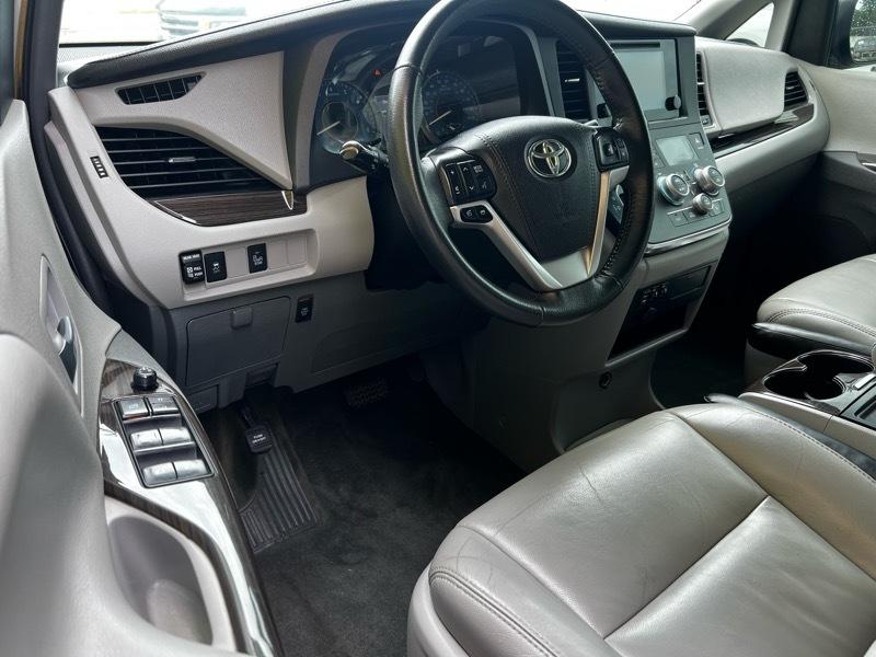 Toyota Sienna Limited Premium 7-Passenger 2017