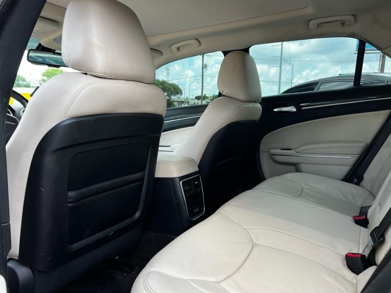 Chrysler 300 4dr Sdn 300 Limited AWD 2017