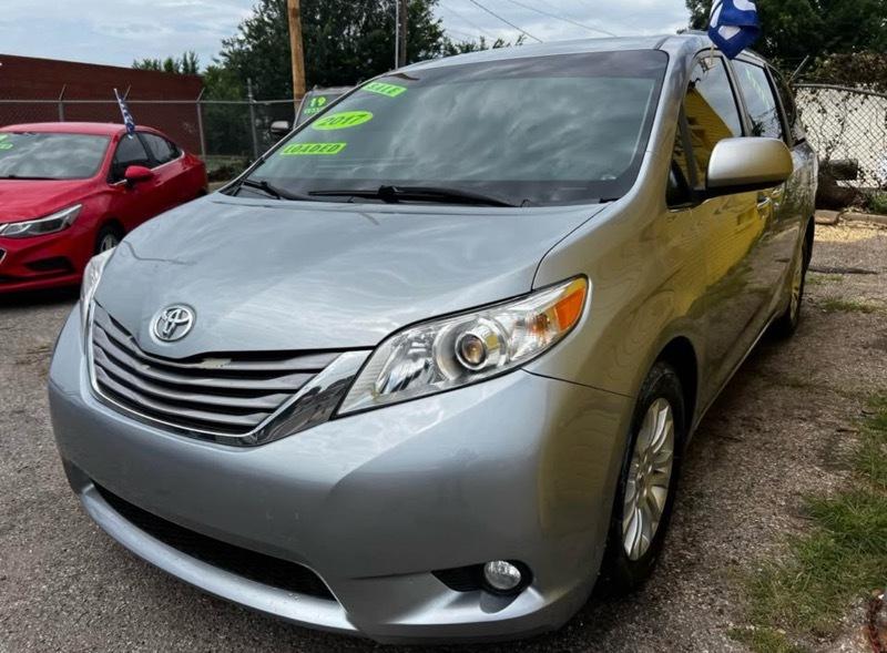 Toyota Sienna 5dr 7-Pass Van LE AWD (Natl) 2017