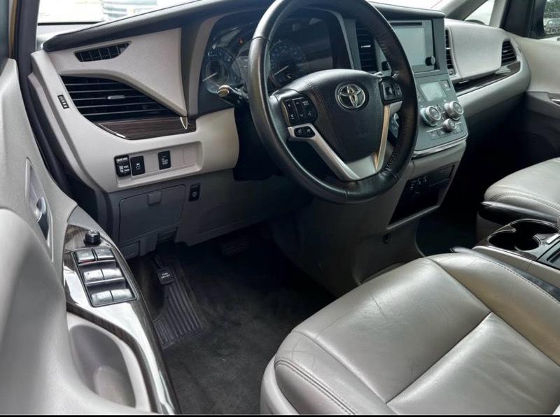 Toyota Sienna 5dr 7-Pass Van LE AWD (Natl) 2017