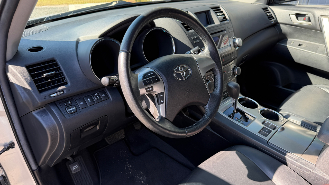 Toyota Highlander SE FWD V6 2012