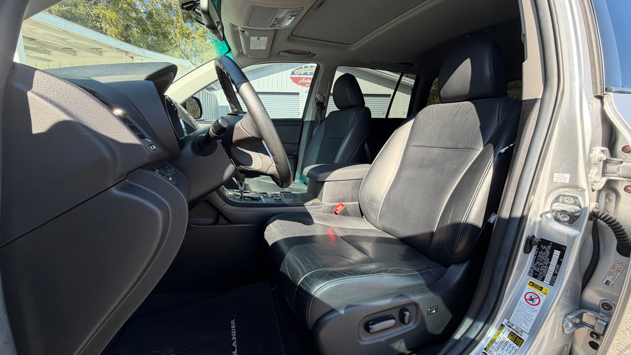 Toyota Highlander SE FWD V6 2012