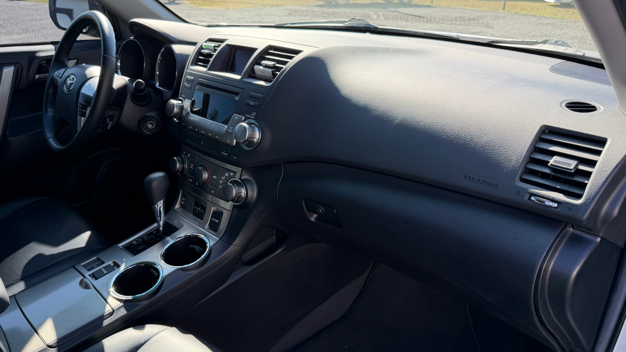 Toyota Highlander SE FWD V6 2012