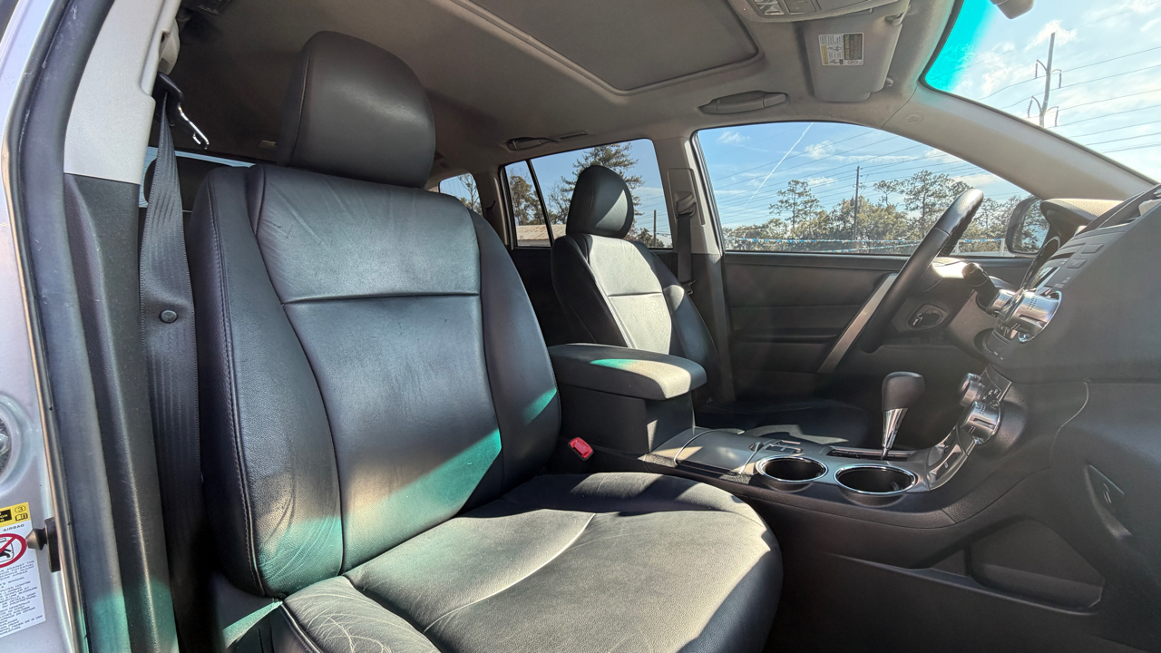 Toyota Highlander SE FWD V6 2012