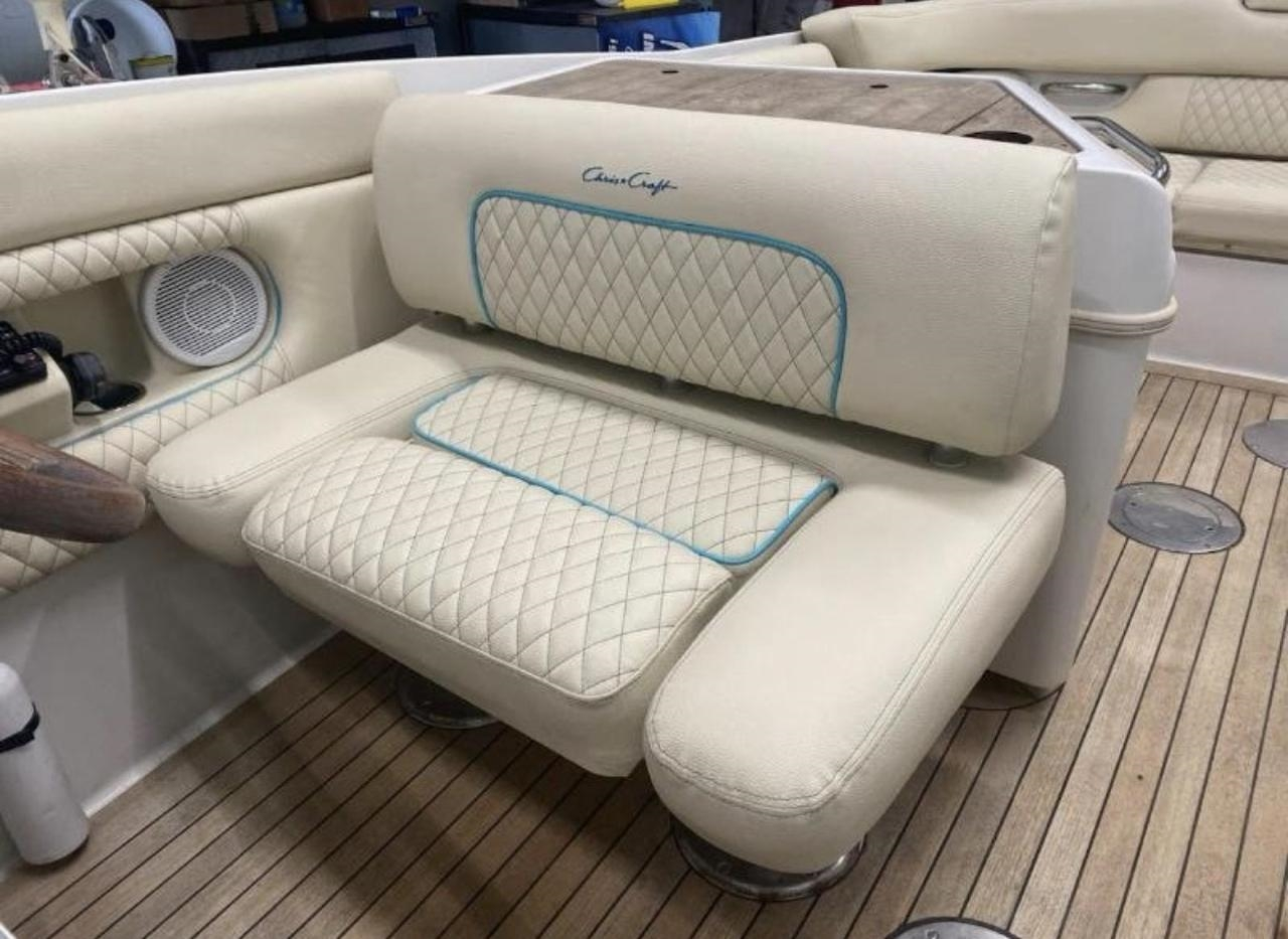 Chris-Craft Cabin Cruiser  2004