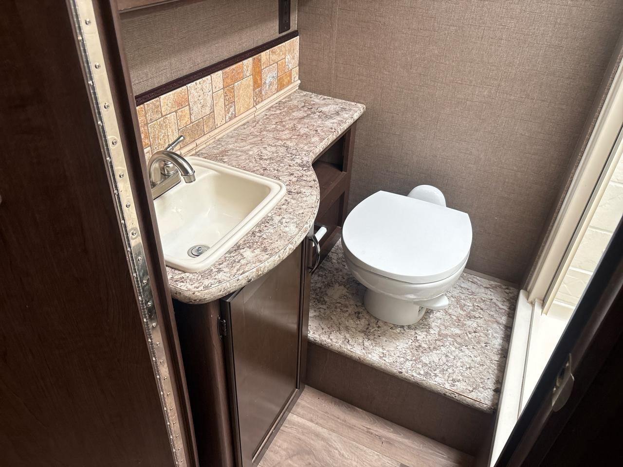 Thor Motor Coach Freedom Elite  2017