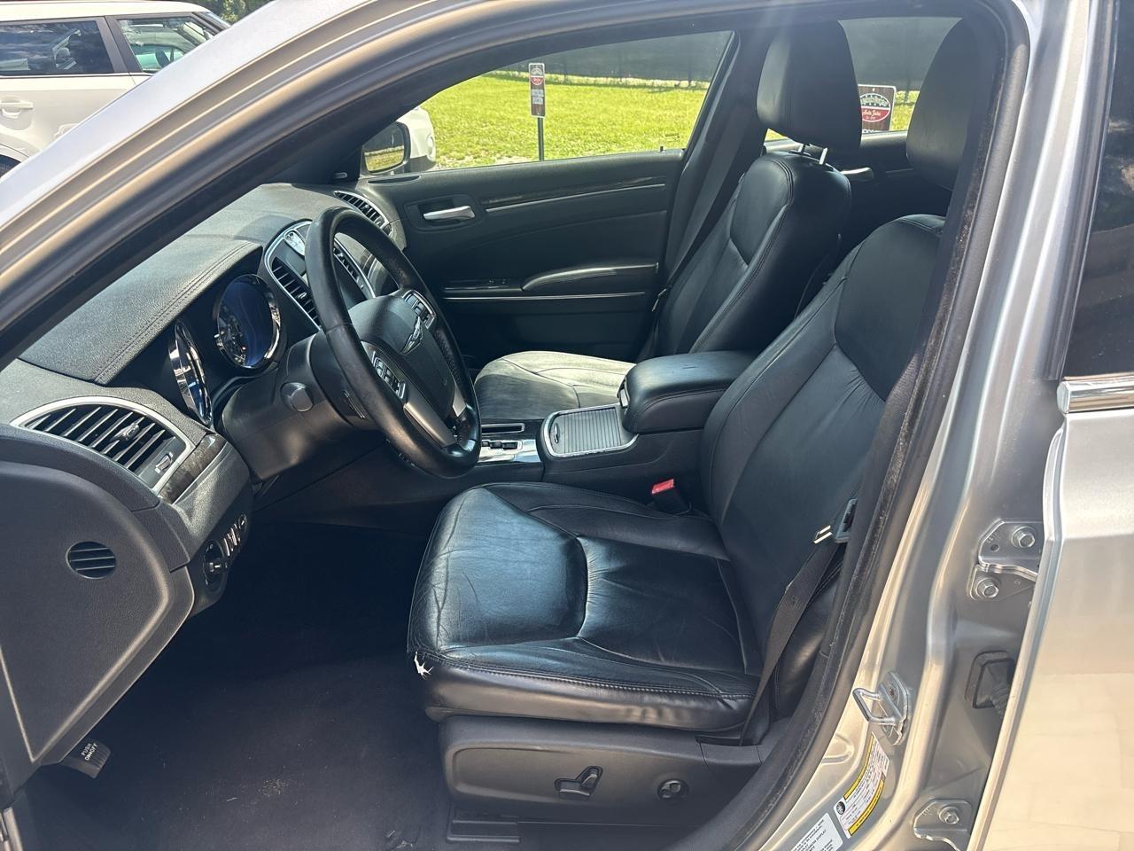 Chrysler 300 Limited RWD 2011