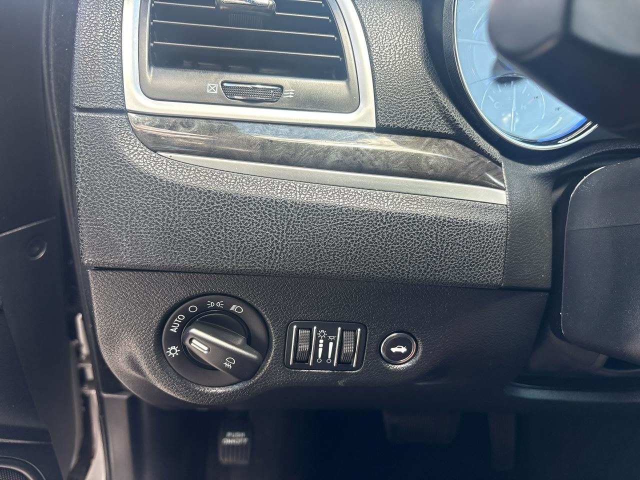 Chrysler 300 Limited RWD 2011