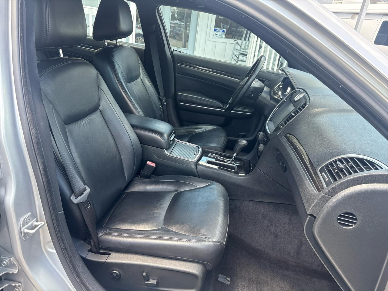 Chrysler 300 Limited RWD 2011