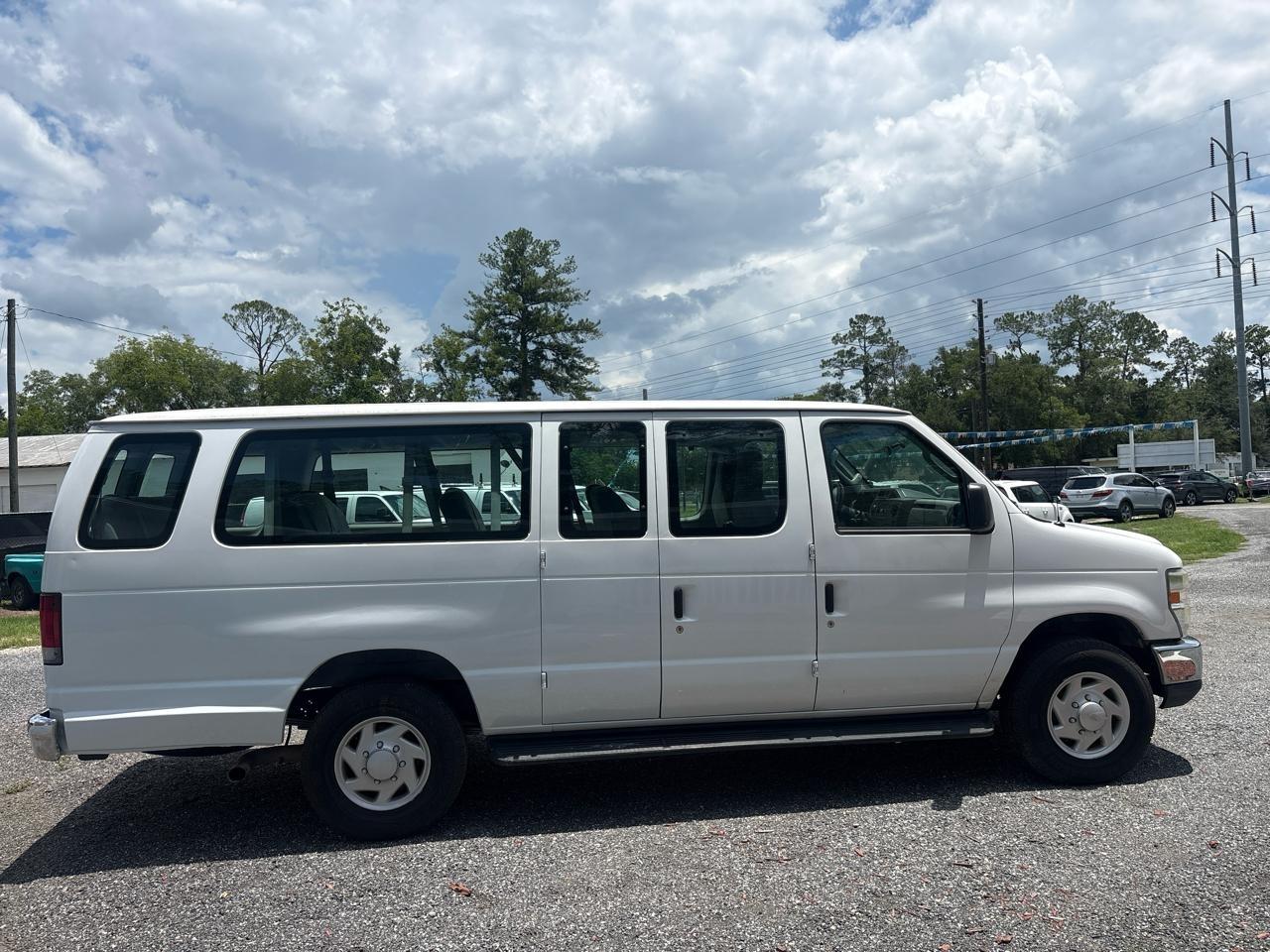 Ford Econoline E-350 XL Super Duty Extended 2012