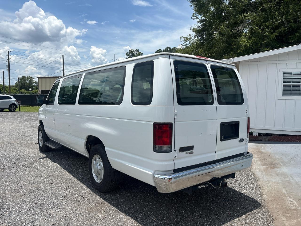 Ford Econoline E-350 XL Super Duty Extended 2012