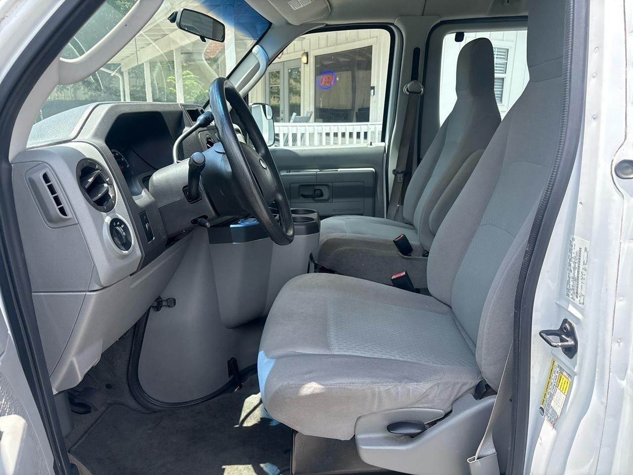 Ford Econoline E-350 XL Super Duty Extended 2012
