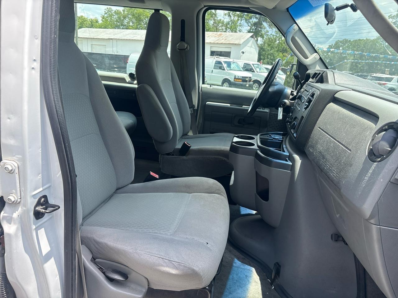 Ford Econoline E-350 XL Super Duty Extended 2012