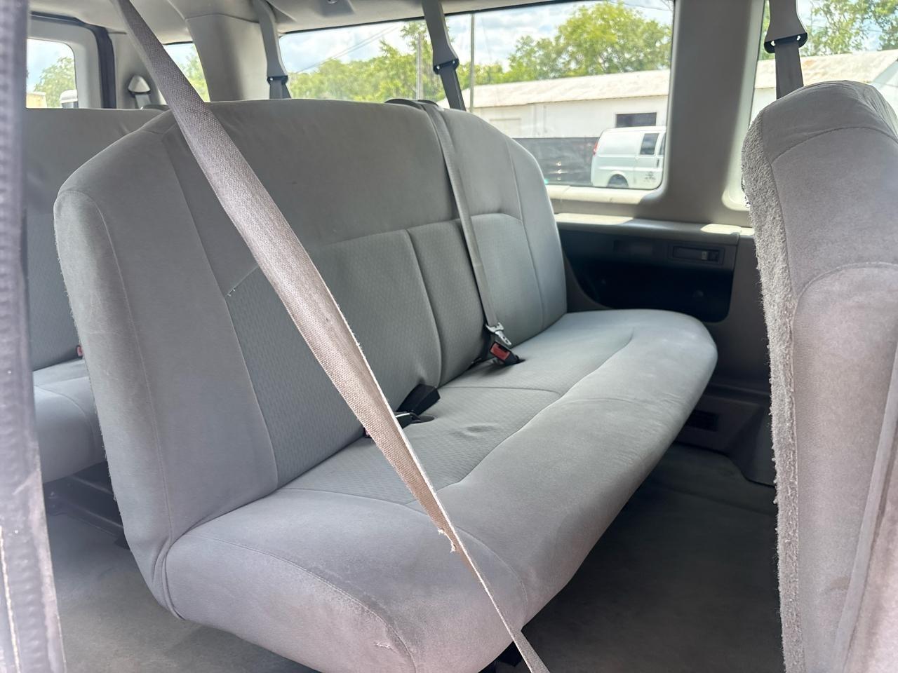 Ford Econoline E-350 XL Super Duty Extended 2012