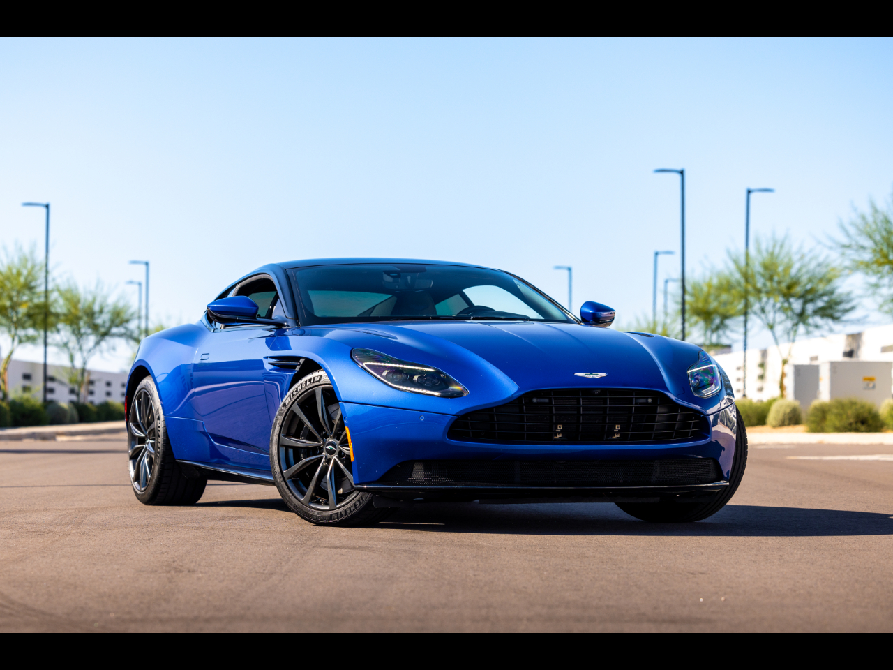 Aston Martin DB11  2019