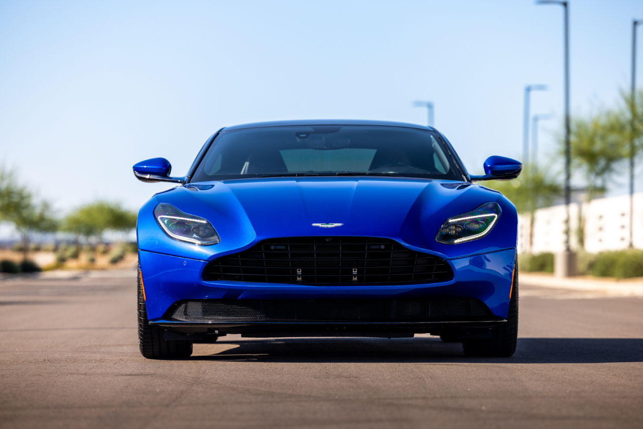 Aston Martin DB11  2019