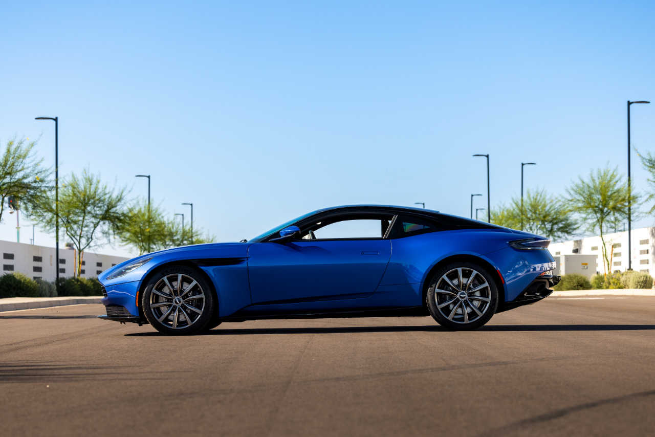 Aston Martin DB11  2019