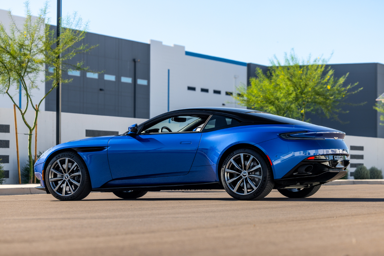 Aston Martin DB11  2019