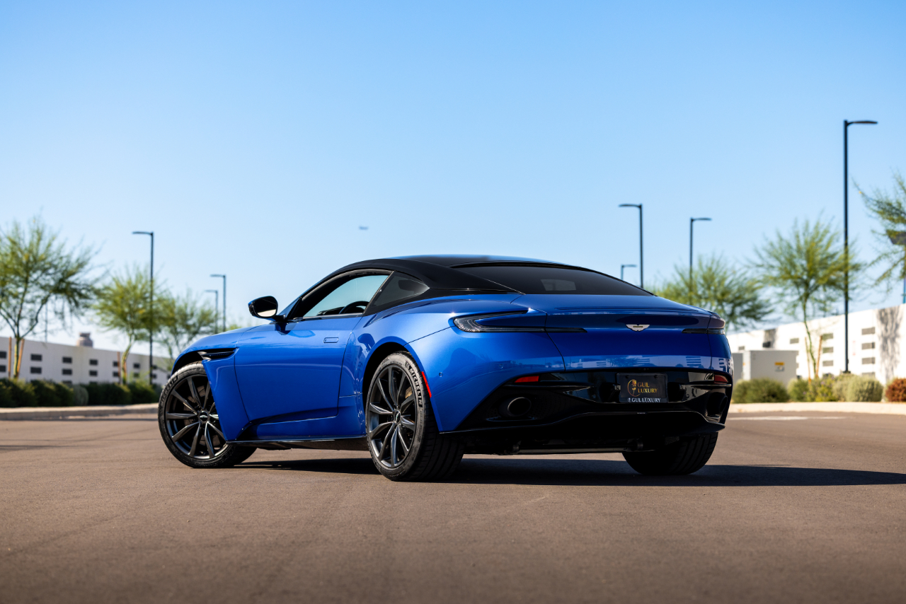 Aston Martin DB11  2019