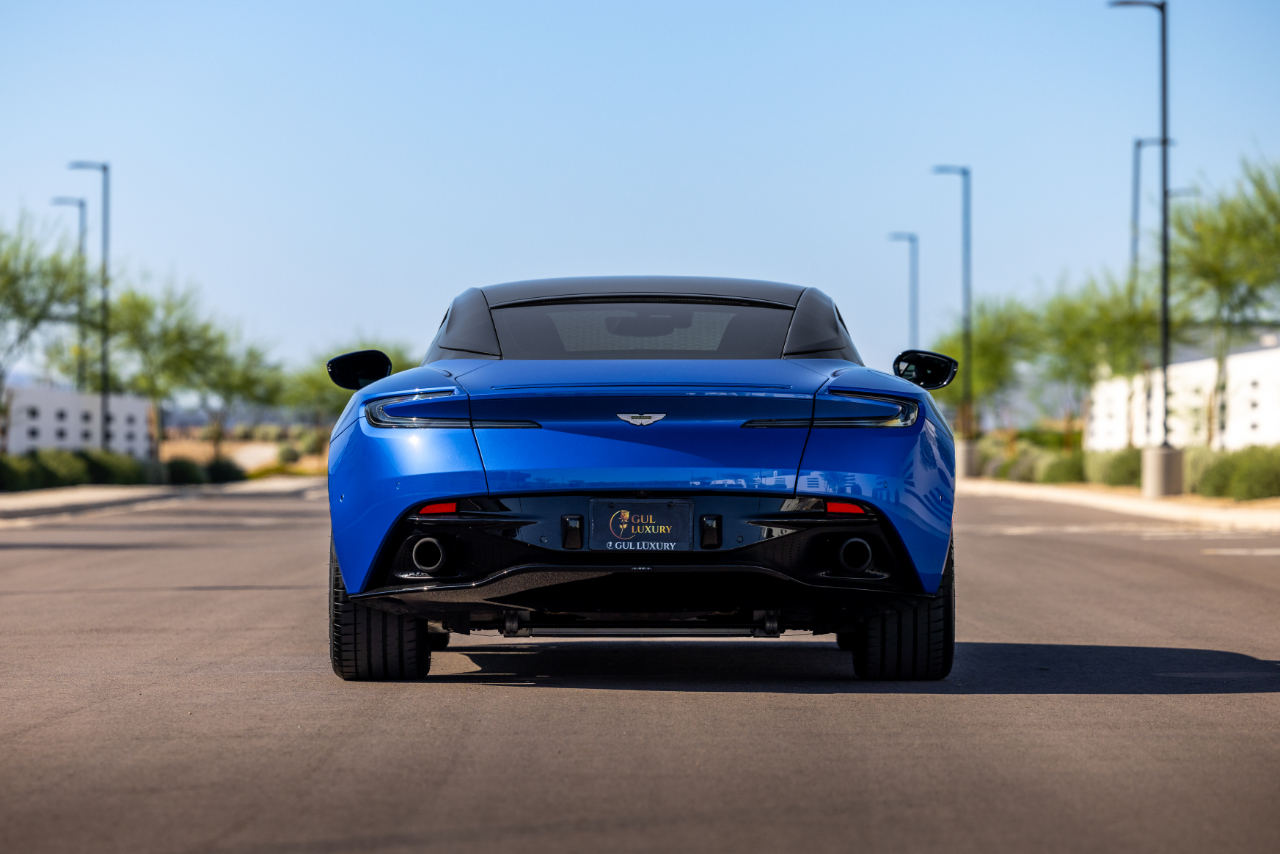 Aston Martin DB11  2019