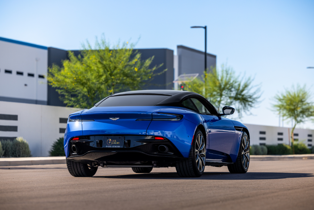 Aston Martin DB11  2019