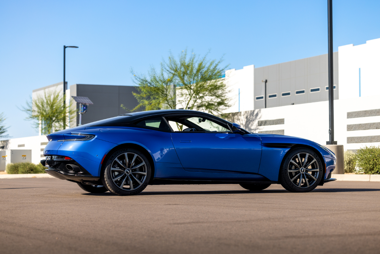 Aston Martin DB11  2019