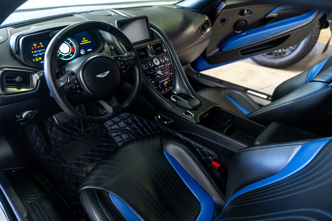 Aston Martin DB11  2019