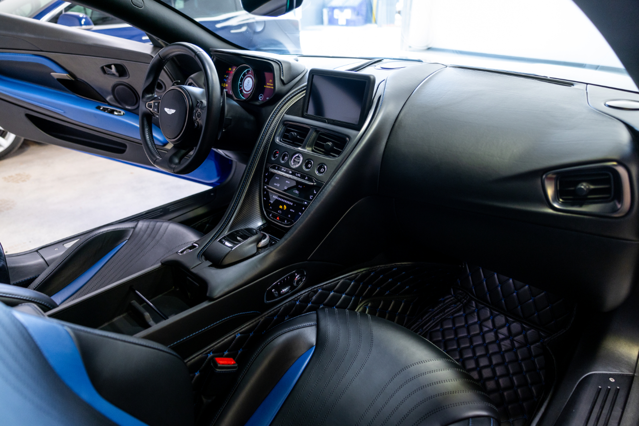 Aston Martin DB11  2019