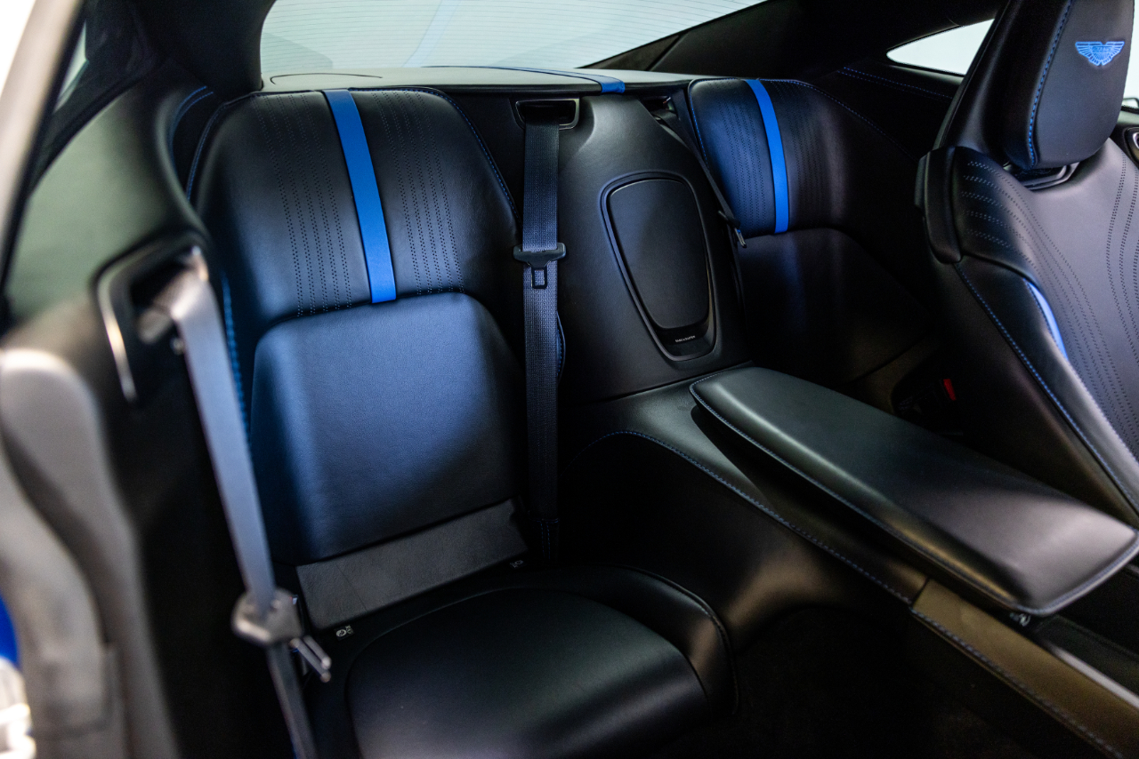 Aston Martin DB11  2019