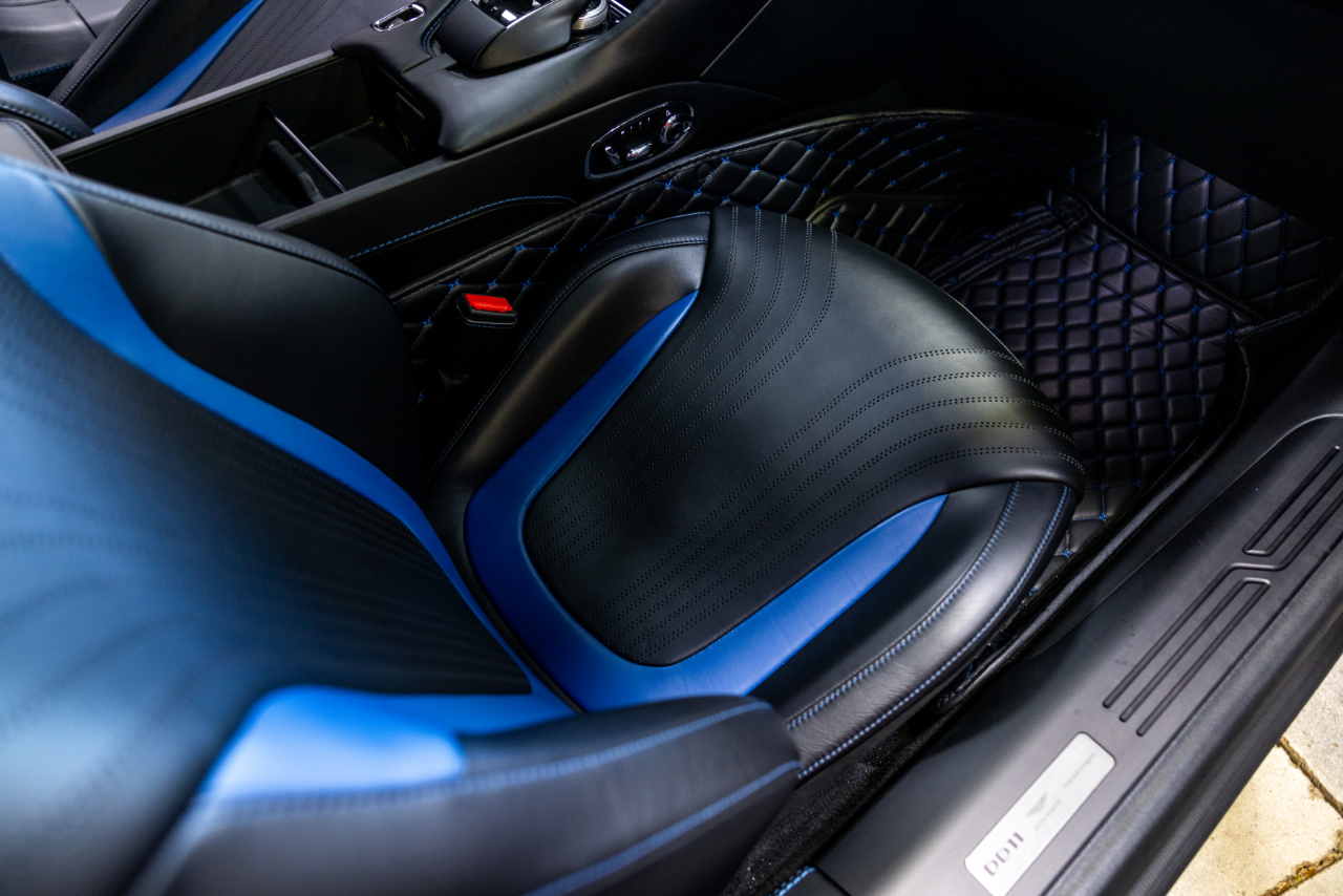 Aston Martin DB11  2019