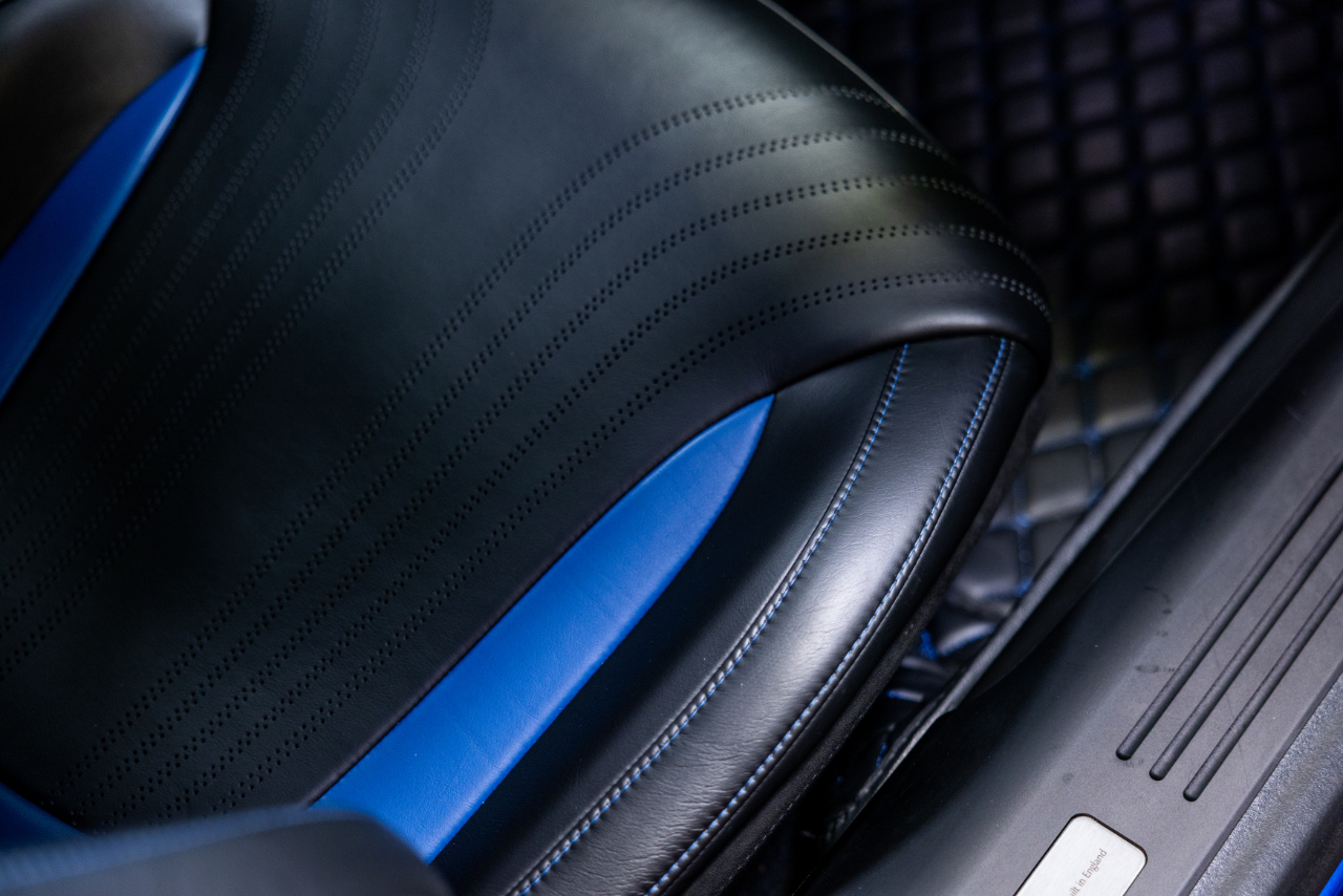 Aston Martin DB11  2019