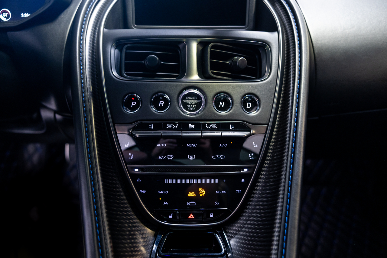 Aston Martin DB11  2019