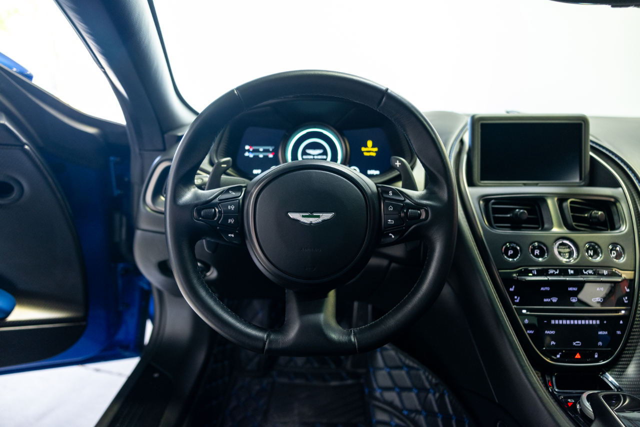 Aston Martin DB11  2019