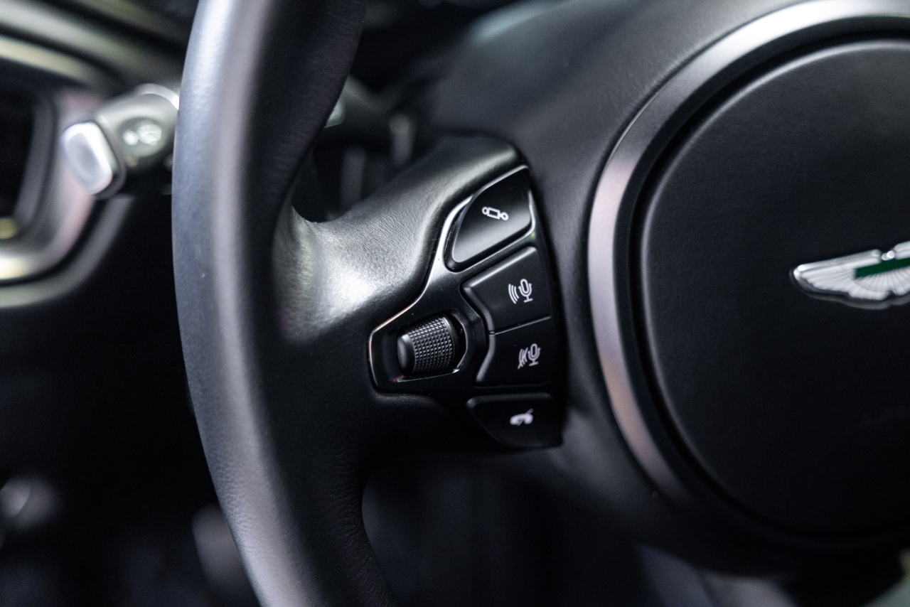 Aston Martin DB11  2019