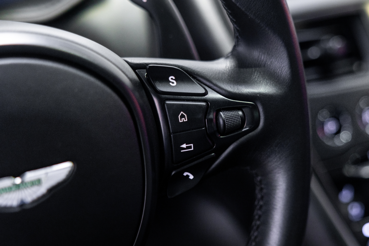 Aston Martin DB11  2019