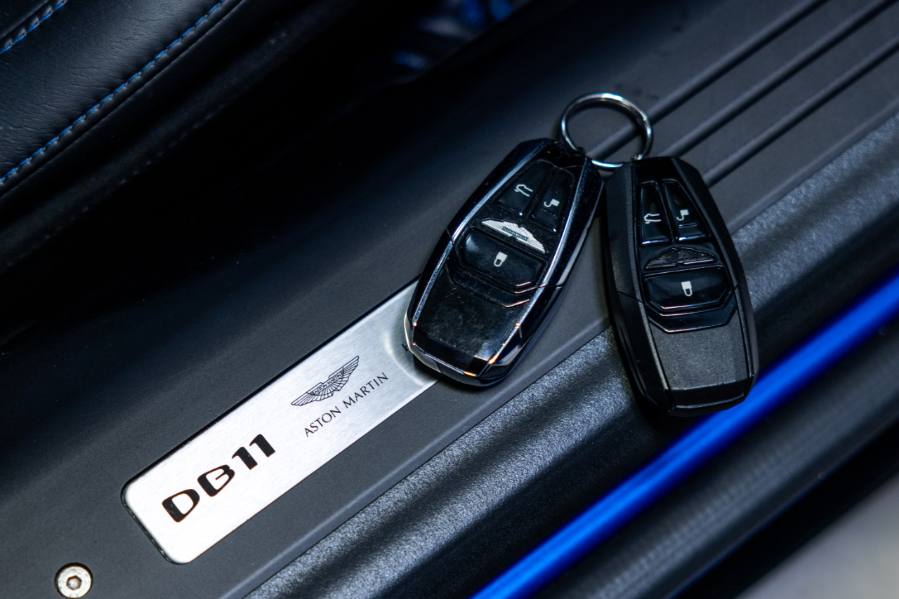 Aston Martin DB11  2019