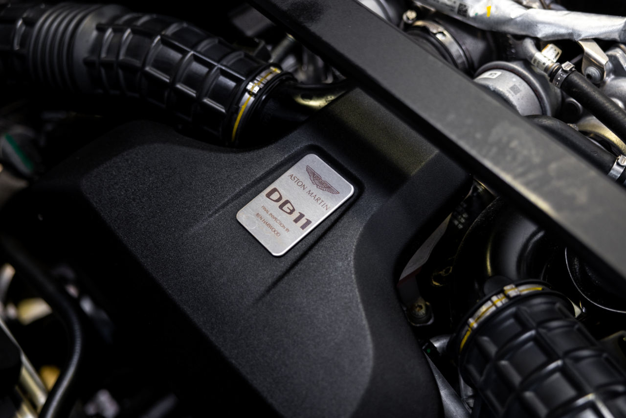 Aston Martin DB11  2019