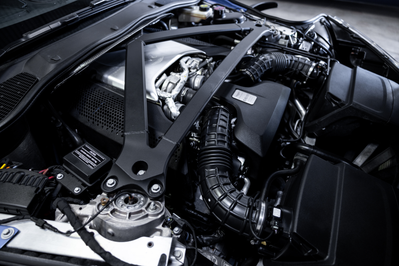 Aston Martin DB11  2019