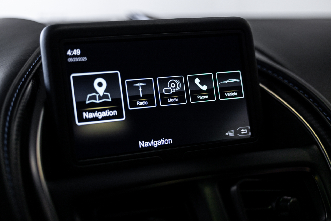 Aston Martin DB11  2019