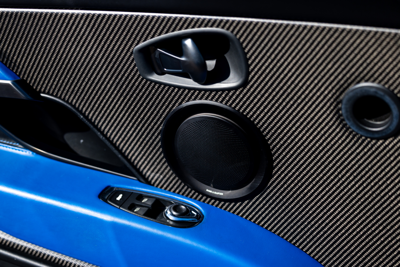 Aston Martin DB11  2019