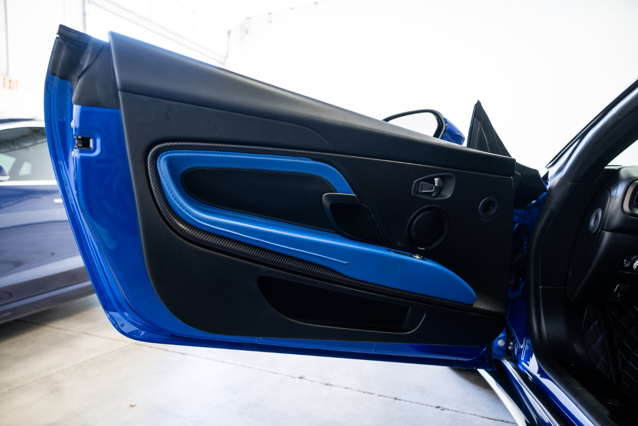 Aston Martin DB11  2019