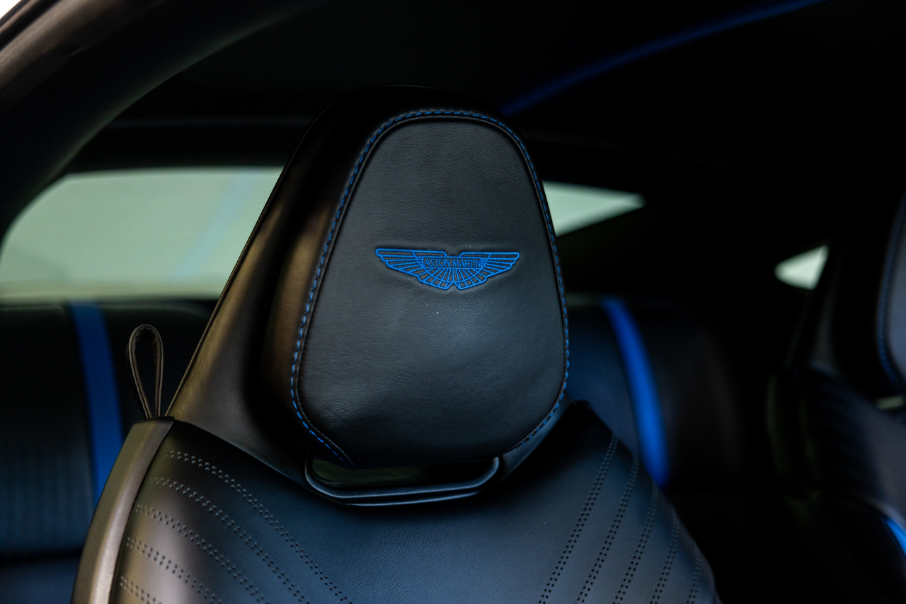 Aston Martin DB11  2019