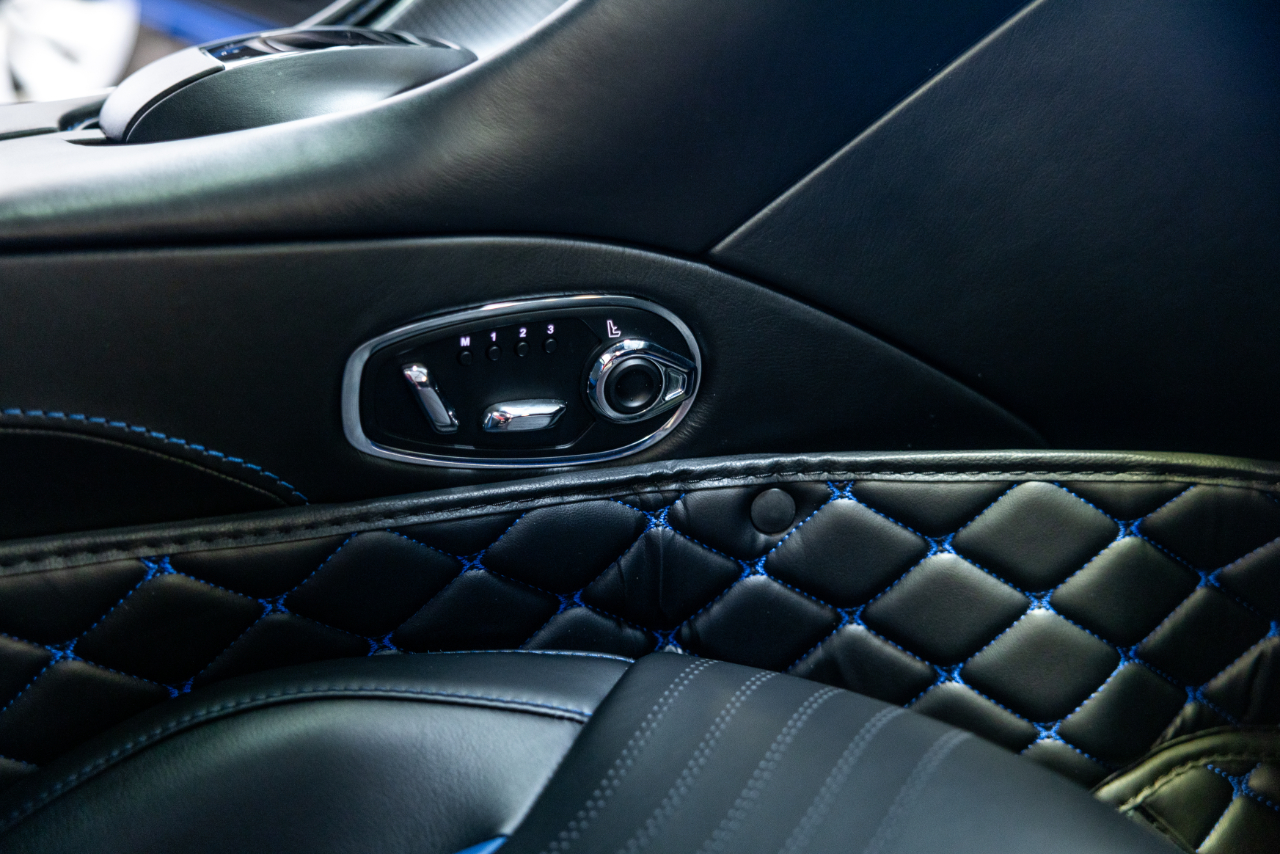 Aston Martin DB11  2019