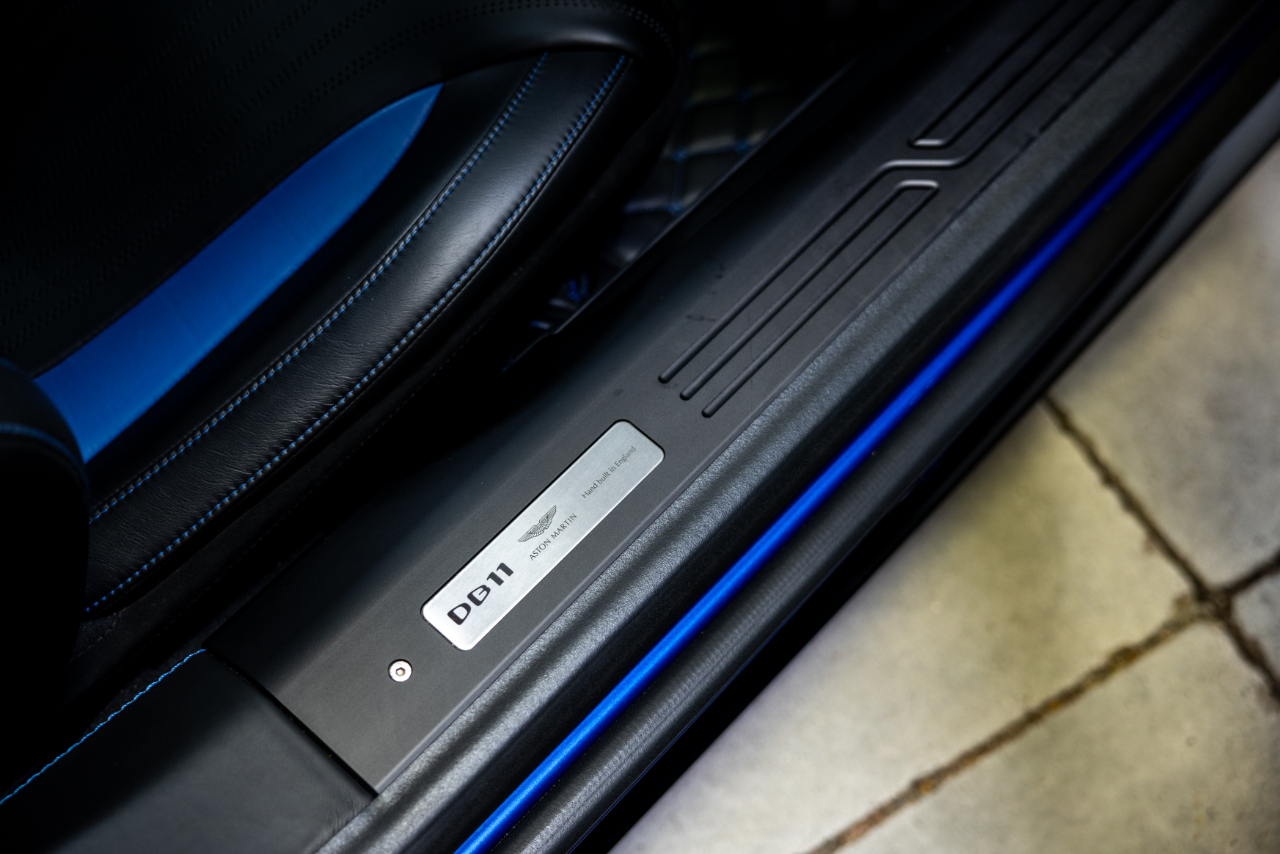 Aston Martin DB11  2019